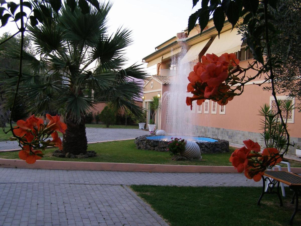 מסונגי Christina Hotel מראה חיצוני תמונה